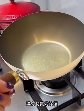 如果你家还没有一款合适的炒锅,那我推荐你一定要试试这个钛陶瓷不粘锅,它是真正的没有涂层的锅身,采用的是物理抗粘科技,而且它还做到了抗磨又抗刮的功效,真的是太棒了!不仅如此,它的颜值也很高啊!喜欢的朋友赶紧点击下方链接把它带回家吧!#炒锅#锅#好物推荐@DOU+小助手 @DOU+好生意