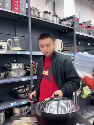 正宗纯铁锅家用铁锅炒菜锅爆炒无涂层不粘炒锅免开锅不粘锅炒菜锅#铁锅#炒菜锅#家用炒锅推荐