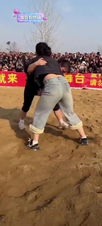 有史以来最刺激的一场摔跤,陈娜V漯河怡姐五局三胜精彩过程#摔跤 #毛洋洋 #高手在民间 #我的乡村生活 #每个动作都是用汗水换来的