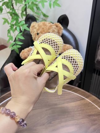 家里有小公主的一定要买这个儿童公主鞋,它是专门为零到三岁的孩子设计的,采用透气的网面材质,让宝宝的双脚时刻保持清爽舒适,而且还是百搭款式的,搭配什么衣服都好看。它的鞋底很软,穿上特别舒服,就像踩在云朵上一样,还能帮助宝宝练习走路,赶紧给你家宝贝安排一双吧!#学步鞋 #学步凉鞋 #女童学步凉鞋 #生女儿就是用来打扮的 #哎呦喂你鞋真好看
