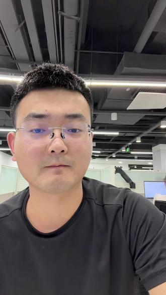 初中家长进,历史得分三个技巧 初中生家长进:用好这三步,历史材料题稳拿高分!家长们,别再让孩子盲目迷信网上的“历史万能模板”了!中考阅卷老师最怕看到的,就是全是套话的试卷。今天这条视频,帮你拔掉历史材料题的丢分大坑,教你真正拿满分的方法。非常干货,建议先点赞、收藏,考前让孩子反复看两遍!为什么?因为现在的中考阅卷,极度看重四个字——论从史出!
题目问你具体事件,你上来光写一句“促进经济发展、增强综合国力”。这就叫“假大空”,脱离了具体的历史材料,老师最多只给你个辛苦分。那真正的高分应该怎么拿?把网上的模板当“调料”,配上我这个【三步答题法】,大题直接锁定满分:
第一步:抄材料。 别自己瞎编,从材料里把时间、人物、关键动作提炼出来,用通顺的话复述。
第二步:扣史实。 调动脑子里的知识点,写出具体的专有名词。比如“秦始皇推行郡县制”、“汉武帝颁布推恩令”。
第三步:用模板。 前面两步做完了,这时候再把你们背的那些“巩固国家统一”、“推动社会进步”的套话,漂亮地放在结尾!
举个例子,考【北魏孝文帝改革】的作用。
你光写“顺应历史潮流”,最多得1分。
你要这么写:“孝文帝推行穿汉服、说汉语等汉化措施(这是史实),促进了北方民族交融(这是材料),为统一多民族国家发展奠定了基础(这是模板)。”
你看,这才是让阅卷老师爽快给满分的标准答案!模板只是锦上添花,千万别当成不看书的救命稻草。你家孩子平时最怕做哪类历史题?现在就把那道总是丢分的题目发在评论区,我用这套“三步法”手把手教你怎么拆解拿高分!