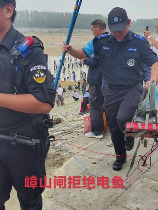 #用抖音记录生活 #宿迁嶂山闸 捉鱼现场#专业的事交给专业的人#帽子叔叔没收电鱼设备