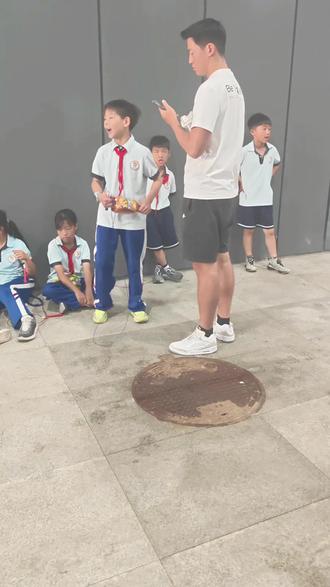 市级小学生跳绳比赛,个人双脚跳绳。
也不知跳了多少下,家长不让进#比赛现场