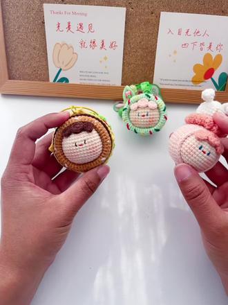 钩织团子内球 🧵:萌娃娃四股线
🎨:肤色
🪡:1.8mm
#钩针玩偶挂件 #针钩教程 #不光彩的团子 #挂饰挂件 #钩织团子