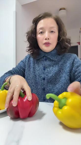#农产品推荐官 与辉同行入手山东双色彩椒,色泽透亮,饱满。水分充足,口感脆嫩微甜。彩椒低热量、高维C、还有护眼和抗氧化的作用。#与辉同行#蔬果町#吃水果甜椒的好吃 #彩椒 @好物分享🔥 @DOU+上热门