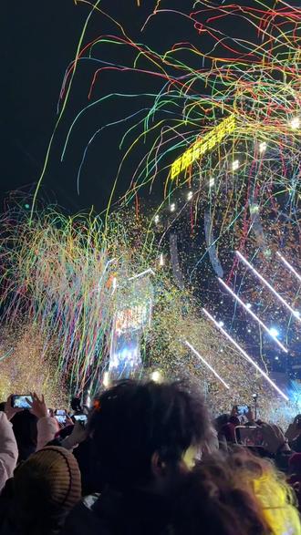 2023 跨年的西施真的再也不会有了
乐队好现场氛围也超牛 小巴舞台的mangodaddy至今难忘
我还记得欧珈源倒数 321 让我们拥抱身边的人 我抱了我妹妹
大家嗓子都喊哑了 脚底板也蹦穿了 看着绽放的烟花觉得下一年肯定特别有盼头 散场的路上嘴里还哼着没有人能够比我们更接近对方 一瘸一拐的回小土豆家
可是这些 2025跨年都没有 但还是祝大家新年快乐 新的一年能继续奔赴自己的热爱 健康平安
#西施音乐节 #诸暨