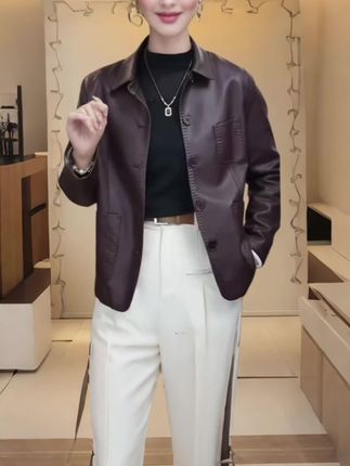 春秋款翻领皮衣外套 她以深棕皮衣搭配白色休闲裤,内搭黑色高领,简约又有腔调,每一处搭配都尽显时尚感,是日常出街的吸睛选择。#休闲穿搭 #女装穿搭 #穿搭女装 #穿搭穿搭 #女装搭配