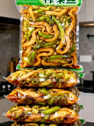 榨菜丝。我又回购了这个茗天府咸菜榨菜丝,它是这种去了皮的,吃起来特别的脆嫩爽口,平时用它来配个粥、拌个面都特别的好吃。而且它还是开袋即食的,每一包都是这样,满满当当的,一口下去又香又脆,真的超级好吃,家里没有菜的时候可以备上一点,真的很不错。#好物推荐#榨菜#下饭神器优质好物