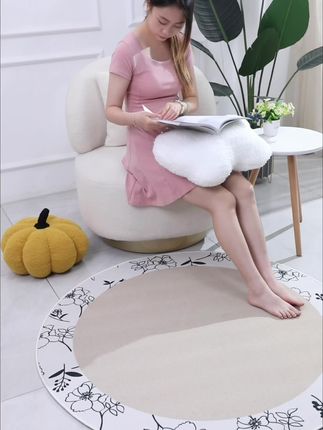 想要家里更有氛围感吗?一张好看的地毯就能搞定。这张圆形地毯不仅好看,还很实用,放在地上可以隔绝地板的凉气,而且它的底部是防滑的设计,不用担心会打滑摔倒哦!快来挑选吧!#家居好物 #懒人必备 #客厅搭配 #爱了爱了 #提升幸福感好物