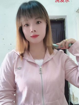 评论区经常有姐妹问我哪一款洗发水比较好用?我最近这几个月都是在用这款洗发水,用它洗完的头皮特别的清爽,很舒服,它的泡沫也是非常的绵密,特别是你们那些。天洗了明天就痒了,或者是今天洗了明天就油了,就可以去试一下这一款洗发水,味道也好闻,没有很夸张很刺鼻的那种味道,就是淡淡的一股清香味,特别是像我这种头发容易打结的,你们用完这款洗发水再搭配这个发膜去用,真的特别的绝,没有用过的可以去试一下这款洗发水,确实是真的很好用#洗发水推荐