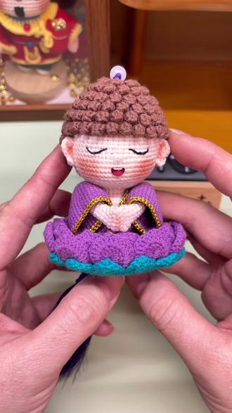 直播的时候很多姐妹问花瓣组装的问题,我今天就给大家出一个详细的组装教程,希望能帮到姐妹们~#莲花小佛挂件 #玩偶组装教程 #新手零基础钩针编织教程