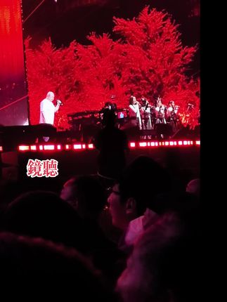 徐子尧的和声部分被评价为“直击灵魂”,尤其在歌曲镜听段落,将悲剧氛围推向高潮,这段由于位置局限性,只能听声识人了,犹记得3月29号高铁6个半小时,带病坚持去的武汉,有时候都怀疑自己怎么了?现在想想值得去#徐子尧 #刀郎武汉演唱会 #徐子尧xuzy
