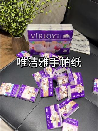 家人们,谁规定手帕纸只能用来擦东西?唯洁雅这杯“奶茶鼠联名纸”,直接把它变成工位治愈神器! 你们看这包装——鼠鼠抱着奶茶笑,谁看了不心动?再看这纸——每张都有鼠鼠印花,擦眼泪时看到它,委屈都少一半!关键它还超耐用:100%原生木浆,不含荧光剂,四层加厚,湿水后柔韧不破,临时擦个手、擦个杯子都超方便!#好物推荐🔥 #真实测评好物 #生活用品 #纸巾 现在24包才这个价!平均一包几毛钱,我就问你们:花小钱买个每天能让自己开心的东西,不香吗?刷到的赶紧冲,不然没货了别来找我哭!