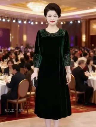 中年新款妈妈气质过膝金丝绒长款高端宽松钩花大码连衣裙裙子#端大气上档次#谁穿谁好看