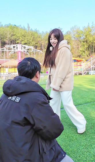 我勒个豆包拍照教学 拍照这一块,豆包老师还是太权威了
大家一定要看到最后,后面更炸裂
#创作灵感 #抽象拍照 #豆包 #游乐园拍照姿势 #外景写真