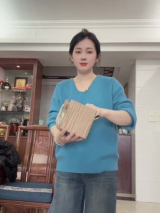 耳饰赛道文案素材 - 丝绒质感红色幸运草珠珠耳环,一款多戴,姐妹们这价到手相当于两对超值!日常穿着过年搭啥都好看百搭!喜欢闭眼冲~#耳饰 #耳环 #穿着搭配 #超便宜超划算 - 六胎妈妈👩~阿宝作品