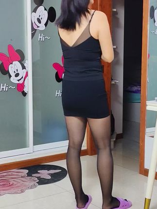 丝袜赛道文案素材 - 黑色紧身连衣裙勾勒出曼妙的曲线,搭配透明丝袜,简约中透着一丝神秘感。窗边的绿植为整个画面增添了一抹生机,仿佛在诉说着关于优雅与自然的故事。这样的穿搭,无论是日常出行还是特别场合,都能让你成为焦点。#黑色穿搭#时尚灵感#优雅日常 - 城边子小媳妇作品