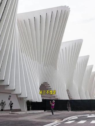 米兰不愧是设计之都,连高铁站的设计都这么艺术化。这座高铁站位于米兰和博洛尼亚之间,作为两座城市的连接点,设计灵感来源于交响乐的波浪结构。远看这座建筑会发现它就像连绵起伏的音乐一样。建筑的顶部由无数个钢片所组成,钢片与钢片之间有弧形玻璃相连接,不仅能很好的隔绝室外的雨水与阳光,同时也为室内提供了丰富的光影层次。整个高铁站长达483米,在一望无际的田园里,建筑产生了迷人的波浪效应。米兰高铁站由西班牙著名建筑师圣地亚哥卡拉特拉瓦设计,并且他是世界上最著名的创新建筑师之一,同时也是饱受争议的建筑师。他设计的世贸中心交通枢纽与米尔罗基艺术博物馆均展现了它独特的建筑理念。
#设计#设计师#建筑#建筑设计 #地标建筑