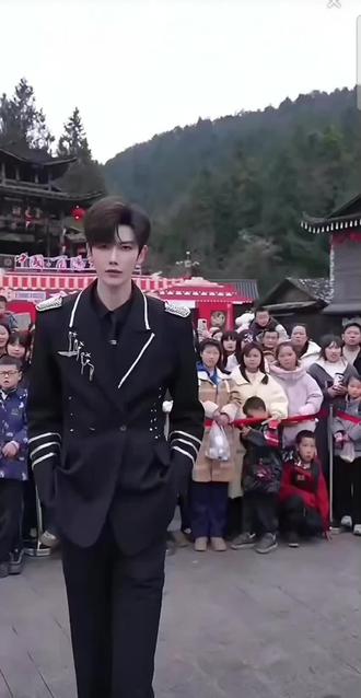 酉阳之旅 这是谁的男团这么帅 @AI瑶瑶• 银河系001|团队招优PGY 男团啊 @001-一洛🦖 #001二月直播日记 #银河系 #龙浩天户外直播