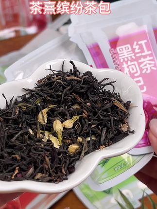以前总嫌喝水没滋味,一天喝不了多少,自从有了这款冷泡茶,同事都叫我“大水桶”!茶包一打开茉莉香超新鲜,泡好后清爽芬芳,不涩口还解腻,喝着特别舒服。现在每天泡一杯,喝水都成习惯,八杯水轻松达标,再也不用逼自己喝白水!#减脂好物 #强烈推荐 #好物推荐🔥 #懒人必备 #分享生活小技巧 @抖音小助手