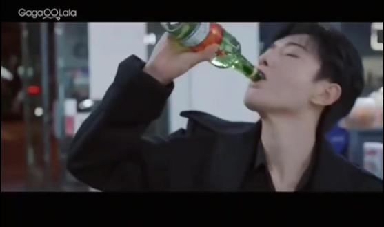 游书朗怎么会做那么低级幼稚的事情,找假男友让樊吃醋,绝对不可能,他只是想转移自己注意力,不让自己在去想樊霄,游那句:‘‘游书朗你在次引狼入室,”这句话是出自于游书朗的理智,他的理智告诉他,不可以!不可以!,但是他的身体却很诚实,不听话不受控制啊,这就是生理性喜欢!这时候的他的理智和身体在抗争啊!真的很煎熬啊!理智逼着自己放下樊忘记樊!还有那句‘‘还爱吗?”这是个一语双关句,是问樊霄也是在问自己,是问樊霄还爱他吗?也是在问自己真的能放下樊霄吗?因为他是知道自己的内心还是爱着樊霄的,但是爱和放下是两码事,所以我认为这里也有问自己是否能真的能放下樊霄,因为樊知道了他都有男朋友了,也没来找他,樊可是一个醋精啊!所以这里他也不确定樊霄是否还在爱着他!后来给出自己的答案是:他放不下樊霄,他要去找他,给自己买了一瓶酒,每次做决定都要喝点酒,鼓足勇气找他去,选择原谅樊霄,成全自己放过自己同时也成全放过樊霄!要怎么说咱游书朗是有智慧的,智者都是往前看,只有愚人总是揪着过去不放,不放过自己也不放过别人!让自己生活在无穷无尽的痛苦之中!#爱了 #推荐