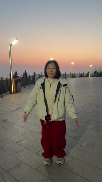 贾汪大洞山路灯亮啦✨ 这波民生福利必须给政府大大点赞,夜爬的路暖乎乎,咱爬山人 太幸福啦!#徐州#贾汪#大洞山#夜景 #生命在于运动一起锻炼吧