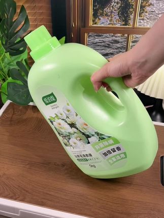 #上热门爱泊缇山茶花洗衣液来啦!满满一大桶能用好久,山茶花香味超好闻,深层洁净还能抑菌除螨,爱了!#洗衣液 #山茶花洗衣液 #好物推荐 #家居清洁