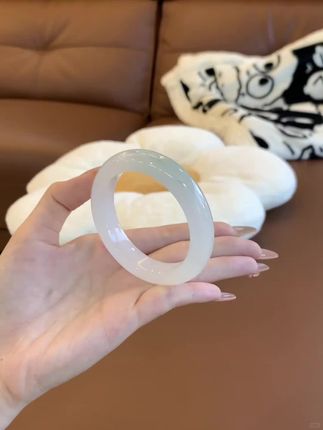 天山翠手镯 随手一拍都超美!!!每一个天山翠手镯都是独一无二的美 富有诗情画意的意境美 天山翠是大自然的馈赠它们自身用独特的美为人们带来了无尽的视觉享受和心理慰藉 它的颜色多为深绿至浅绿色,表面带有天然形成的云纹或斑点状纹理。看起来清丽脱俗,其颜色来源于微量元素,使得绿色浓郁且灵动,呈现通透感 内部仿佛蕴含流动的生命力,表面的纹理也增添了视觉层次感,赋予每块玉石独一无二的个性#平价手镯 #百元手镯 #天山翠手镯 #天山翠半山半水