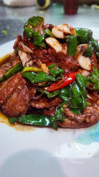 辣椒炒肉,肉质焦香,辣椒鲜辣,配点烙馍一卷,一个字“绝”#家常菜 #抖音美食创作者 #创作者扶持计划 #烹饪教程