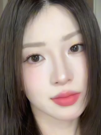 姐妹们,今天给你们推荐一款超好的哑光口红,它是那种雾面丝绒的质感,上嘴很滋润,而且特别显白,还能有效淡化唇纹,轻松打造出高级的绒雾唇效,真的爱了爱了!#显白口 #哑光口红#早八伪素颜口红#气质女神