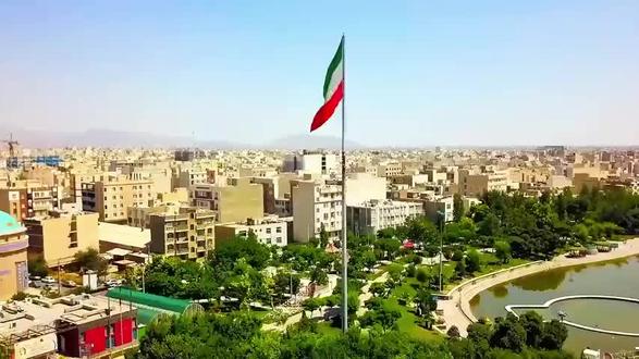 #央视朗读 #朗读者人生感悟 @大飞环球地理伊朗是位于亚洲西南部的西亚古国,全称为伊朗伊斯兰共和国,素有“欧亚陆桥”之称 。
🏛️ 基础概况
- 国名:伊朗伊斯兰共和国(The Islamic Republic of Iran)
- 面积:164.5万平方公里
- 人口:约8855万,以波斯人为主,官方语言为波斯语
- 首都:德黑兰
- 政体:实行政教合一制度,最高领袖为国家最高权威
🏜️ 地理与气候
地处伊朗高原,境内多高原、盆地与沙漠,海岸线长2700公里 。属大陆性气候,冬冷夏热,干燥少雨;里海沿岸与西部山区气候相对湿润 。
📜 历史与文化
有四五千年悠久历史,史称波斯,曾诞生盛极一时的波斯帝国 。1979年伊斯兰革命后建立现行体制 。文化底蕴深厚,在医学、天文学、建筑等领域贡献卓著 。
💰 经济与资源
- 资源禀赋:石油、天然气储量全球领先(天然气储量世界第二),还有丰富铜矿等矿产
- 经济支柱:石油产业是经济命脉,同时涵盖炼油、汽车制造、石化、纺织等工业,农业可实现较高粮食自给
- 国际角色:2023年加入上合组织,2024年成为金砖成员国
🏃 生活与习俗
- 宗教:伊斯兰教为国教,什叶派占绝大多数
- 节日:伊斯兰革命胜利日(2月11日)、伊朗历新年(3月21日)
- 饮食:以波斯料理为主,特色有藏红花米饭、烤肉(Kebab)、坚果炖菜等,茶饮文化浓厚
⚠️ 出行提示
- 时差:比北京时间晚约4.5小时
- 安全:部分地区安全风险较高,出行前请关注外交部领事提醒
- 礼仪:尊重当地宗教习俗与社会规范,着装得体,避免在宗教场所举止不当