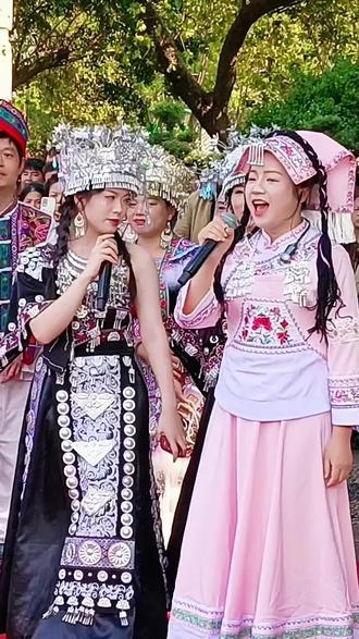 山三妹阿龙阿朱余伟最强山歌团联手组合经典情歌对唱! #山歌 #山歌对唱 #鱼峰山公园 #多才多艺 #山歌热门推送