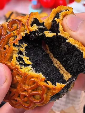 还是这种老式柴火黑豆沙月饼好吃,皮薄馅多,黑豆沙入口即化,真的超好吃!#月饼#黑豆沙月饼 #软糯香甜 #中秋月饼#哇又便宜又好吃