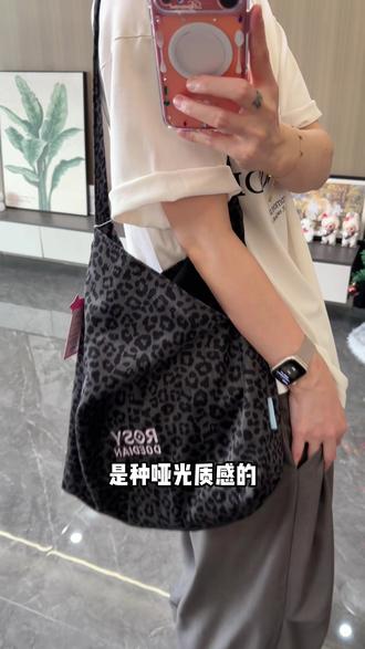 露思原创设计的#ROSYDOEDIAN好精致的包装!好好背的包!#赵露思 #托特包 #通勤包 #豹纹控