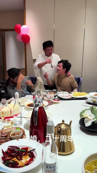 瓷婚,二十周年
二十年前的今天,我们喜结连理结为夫妻,自此生命中多了一个帮我分担前途的人也成为了我特别操心的人。
好多往事让我刻骨铭心,典型的事情有三件:第一件事,我们结婚时,有4.5W的外债,2005年,4.5W的外债啊相当于今天的45W吧,但是那时一点也不觉得累,每天回到家第一件事就是喊老婆你在哪儿?那时缺米但是不缺快乐。
第二件事就是:我们结婚的第一年春节,我第一次吃上大虾和排骨,而那时我已经25岁了
第三件事就是:2005年,结婚第一年,我岳父去我家做客,没有菜,我给他炒的咸菜丝。
如今,不再为饭菜忧愁,但是当初的快乐小找不了。正如别人所说,终究一生,我们追求的东西刚开始都有的,只是在行色匆匆中忘记了最初的模样