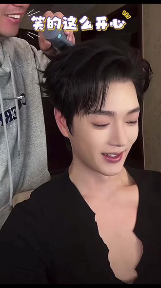 如果有人摔倒把哥的裤子扒下来
哥会先扶裤子不是先扶人🤣@王轩会飞
#热爱加1计划 #王轩 #直播 #万万没想到 #王轩会飞