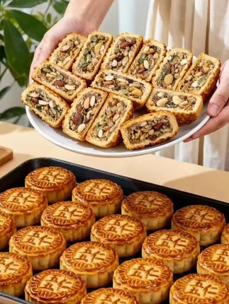 “一口五仁,满是中秋味”,这话真的戳中了心里的柔软。这款五仁月饼,从选材就透着用心——核桃、杏仁、花生、瓜子、芝麻,五种果仁都是精挑细选的,颗颗饱满得能看出自然的纹路,咬开时还带着刚烤好的酥脆感。里面还掺了清甜的果脯,中和了坚果的油脂感,再裹上一层绵密到不扎口的饼皮,一口下去,先是饼皮的松软,接着坚果的醇香在嘴里炸开,果脯的微甜慢慢渗出来,扎实的馅料填满口腔,每一口都层次分明,满足感直接拉满。 它哪里只是块月饼啊,更像是藏着中秋记忆的小匣子。小时候围在桌边等月饼凉透的期待,全家分食一块五仁月饼时的热闹,都裹在这口香甜里。团圆时刻摆上一盘,咬下的是熟悉的味道,锁住的是家的温暖。#中式糕点#传统手工#点心美食#月饼礼盒