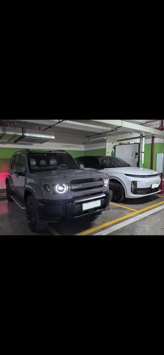 是这台车,让我坚定了越野车的梦🚗
家里第二辆增程新能源,提车刚好一个月,icar V27真的没有让人失望,硬件上奇瑞质量完全放心,软件上和APP距离新能源一线品牌还是有差距,后续相信厂家可以ota解决,新品牌给点时间会做的更好,其他使用上没有毛病。
喜欢icar几个原因:
①车子视野极佳,车身5米很大,操控性是真的不错,非常灵活,动力一点就有,双电机5.5秒破百不是虚的
②智能驾驶,猎鹰700很强大,接近真人驾驶感受,城市NOA很不错,处理一些复杂路况游刃有余
③家里人至少不晕车了,坐另外车子理想老说晕车
④隔音玻璃很不错,风噪和车噪处理不错
⑤增程器介入声音不大,很平顺,不愧是1.5T黄金增程器组合
⑥MRC磁霸悬挂不错,滤震很舒服,过一些洼地没有压力
⑦吃粗粮,92汽油,油价那么高能省一点是一点
总的来说,核心硬件和驾乘感受那肯定是一绝,对得起这个价格和盲订的信任,看得出来奇瑞用心做车的态度
不是托,是真的V27用户,有任何问题就可以在评论区交流#这车有点帅 #icar #奇瑞汽车 #icarv27 @iCAR汽车