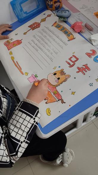 在完成寒假作业,以春节为主题的手抄报。##@#带着turbo过大年 #