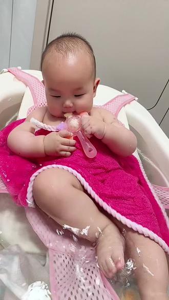洗呀洗呀洗澡澡,宝宝金水少不了! 这熟悉的调调一出来,DNA都动了!小时候的洗澡歌现在还能跟着唱,果然是刻进回忆里的旋律~
#回忆杀歌曲 #骗你生娃系列 #爱洗澡的小宝宝 #小宝宝沐浴时刻 #宝宝金水