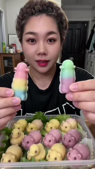 #童年回忆零食 #蜡瓶糖 #声控解压。蜡瓶糖这是个什么形状,哈哈