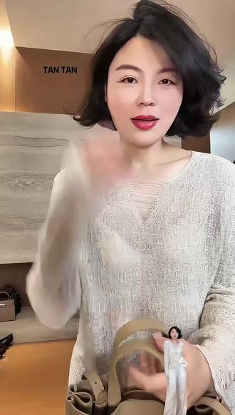 #新款潮牌女装#早春漂亮衣服#拍照必备衣服#小众炸街高级感女装#老谭私服 春季气质时尚百搭圆领针织上衣