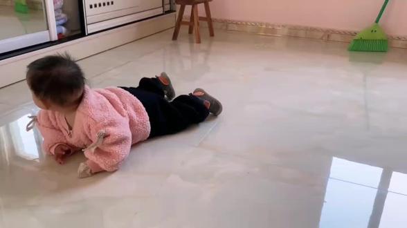 怎么那么喜欢在地上爬来爬去😹