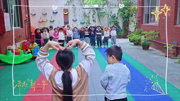 #2025年最后一个拥抱🙋
又被爱包围的一天,爱你们喲😘👦👧