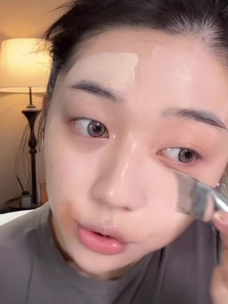 这个粉底刷上的底妆真的很轻薄透亮,很省粉不脏手!#化妆刷 #粉底刷 #轻薄底妆 #化妆工具#弧形粉底刷不吃粉
