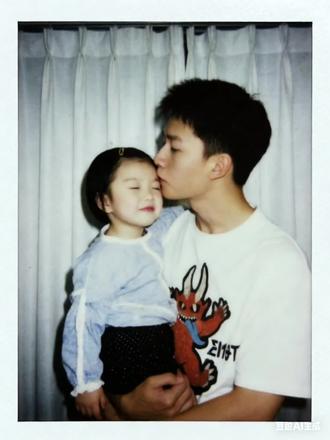 抱女朋友小时候ai指令教程来了#豆包ai #豆包P图已经nextlevel了 #小时候指令#情侣 #抱女朋友小时候照片 抱女友童年照AI指令 情侣童年照制作 一键生成抱男友童年照指令