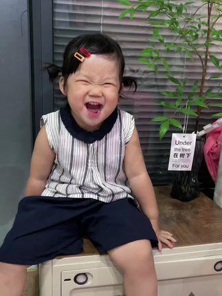 我不需要任何人教我怎样当妈妈从孩子出生后每天忙的像个陀螺白天要照顾孩子的吃喝拉撒洗衣做饭搞卫生晚上还得哄睡上班的人还有下班时间妈妈却是24小时无休无论你做的怎样 总有人出来对你说这样那样可是并没有人知道这些都是妈妈用了无数个日夜 才把孩子带大的#骗你生女儿 #吃可爱长大的 #宝妈情感共鸣 #拍照pose #今天穿搭