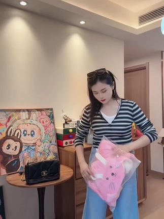 天气越来越冷了,孩子的浴巾也该给换成这种厚款的啦,柔软亲肤的料子,用料十足,吸水性特别好,不掉毛不掉絮#儿童浴巾#浴袍