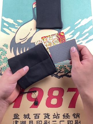 魔术袖套可不是“藏袖子里”那么简单哦!它其实是一种利用“错误引导”和“袖内空间管理”的舞台道具,能在不被察觉的情况下完成物品的出现、消失或交换。 魔术袖套通常有特殊的口袋结构和弹性面料,让魔术师在挥手、转身或整理袖口时,完成#魔术表演 动作 真正的技巧不是道具本身,而是时机、视线控制和动作自然化——观众的注意力被引导到别处,手部的小动作就被“隐形”了。 历史上,类似的隐蔽式道具在18世纪的宫廷魔术中就有雏形,后来随着舞台灯光和表演节奏的发展,#魔术袖套 才逐渐成熟。 下次看魔术时,不妨留意演员的视线和身体朝向——那很可能就#是时候展现真正的技术了 , 想了解更多魔术背后的科学和心理学原理吗?关注我,一起用科学的眼光魔术揭秘 #看懂的都是高手 #魔术教学