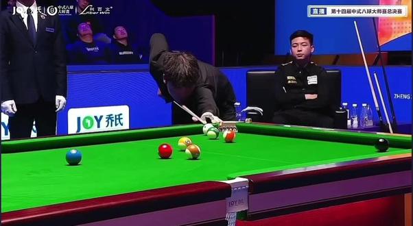 乔氏大师赛决赛 郑肖淮对战沈申义 最终郑肖淮以39:36十炸十四接战胜沈申义夺得乔氏大师赛总决赛500w冠军 成为最年轻的五百万先生 江左麒麟最近状态球打的太硬了 太像霸王了 同时也祝贺沈申义获得亚军 小王子的成绩已经很好证明自己了 前斩霸王和小亮 奈何在决赛上遇见状态火热的江左麒麟 麒麟这次势必要过江 王子也要受伤啊#郑肖淮 #沈申义 #郑肖淮vs沈申义 #郑肖淮夺冠 #乔氏大师赛总决赛